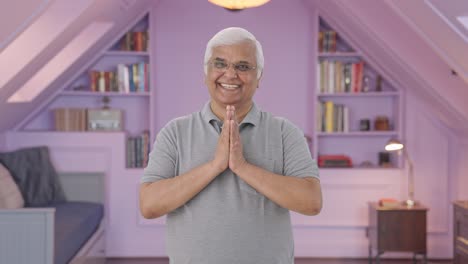 viejo indio feliz haciendo namaste y saludando