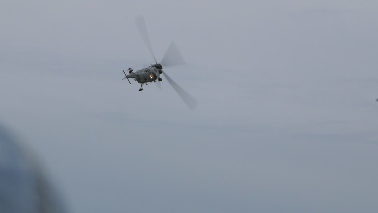 w-3 소콜 사스 헬리터가 발트 국제 항공 쇼에서 낮은 비행을 시연합니다.