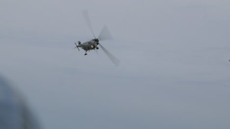 plz w-3 sokol sars helicóptero demostrando vuelo bajo en el espectáculo aéreo internacional báltico, tiro de mano, 4k