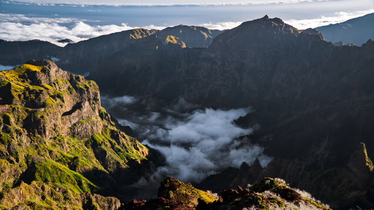 Timelapse 4K sopra una valle piena di nuvole sotto Pico Ruivo, Madeira, Portogallo.
