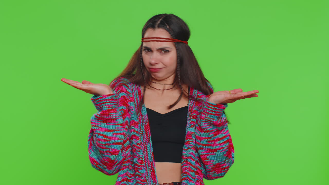 mujer levantando las manos en expresión indignada preguntar por qué qué razón del fracaso demostrando incredulidad