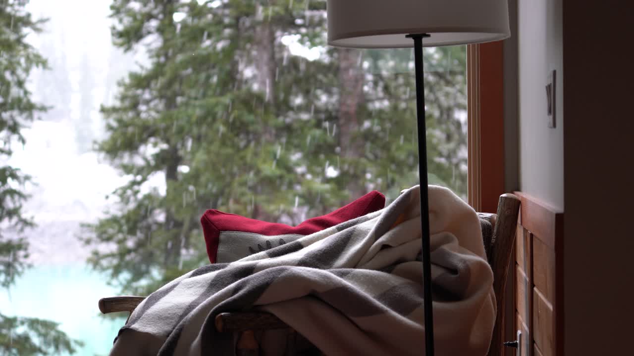 호수 집 안의 아한 겨울 눈 풍경