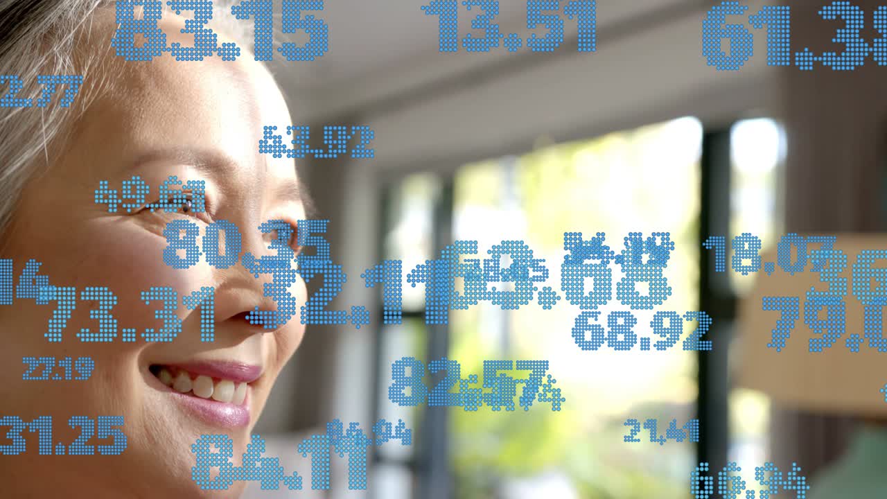 나이 든 여성이 화면 밖 프롬프트를 보고 시선을 들어 미소 짓는 동안, 얼굴 위로 데이터 오버레이가 흐릅니다.