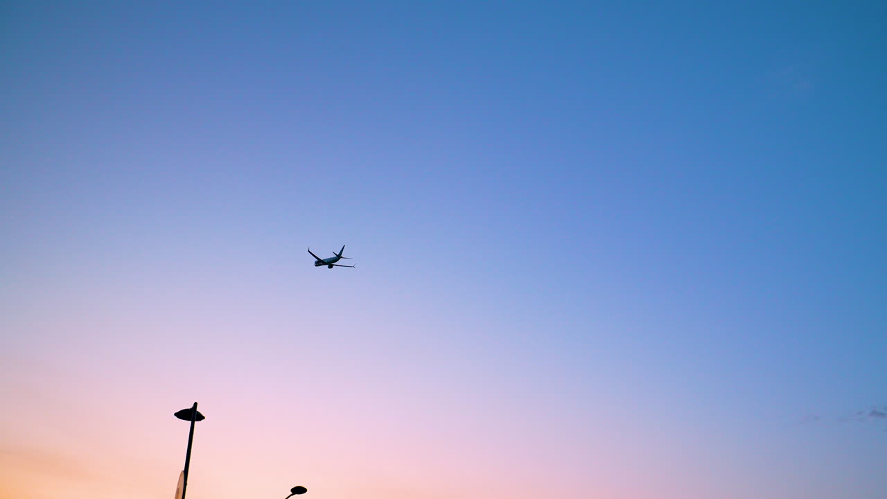 푸른 하늘을 향해 날아가는 비행기의 실루 ⁇  - 낮은 각도