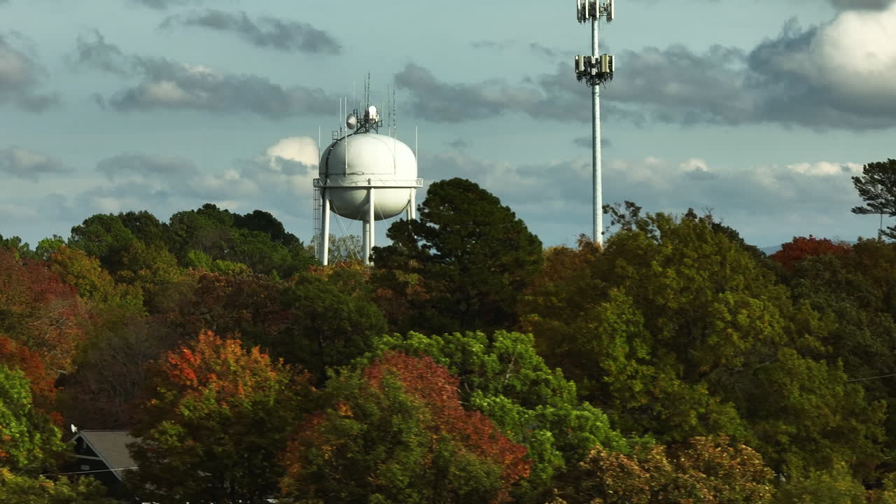 가을 에 숲 의 나무 뒤 에 있는 물 크 와 안테나 탑