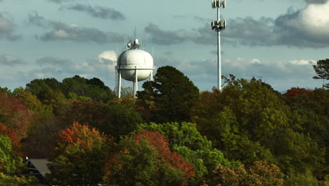 Tanque-De-Agua-Y-Torre-De-Antena-Detrás-De-Los-árboles-Del-Bosque-En-Otoño