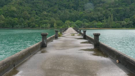 Leerer-Pier-Mit-Tropischer-Insel-Im-Hintergrund