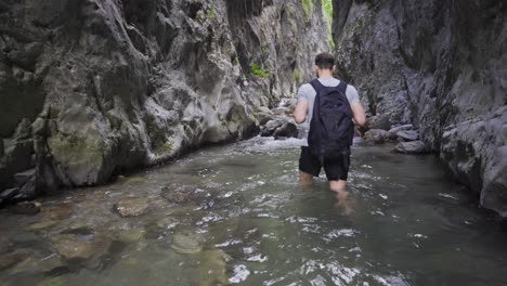 Joven-Caminando-En-Un-Arroyo-Que-Fluye.-Dentro-Del-Cañón.