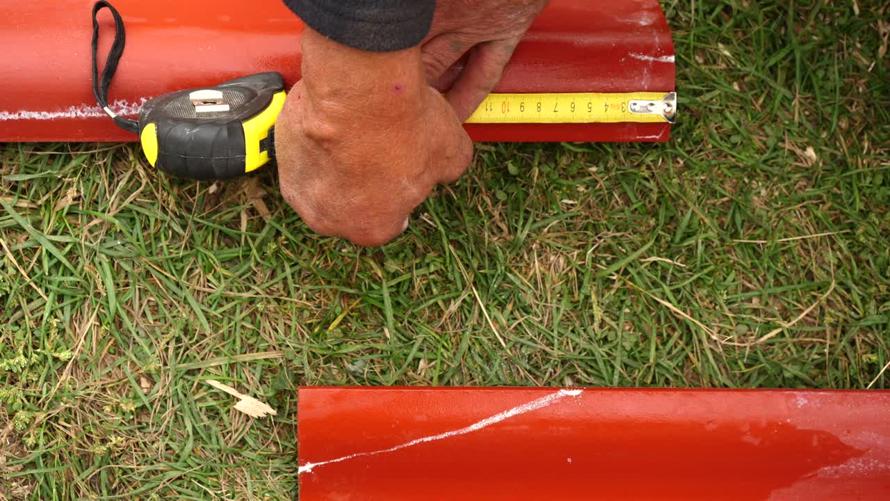 instalación de techos de metal rojo