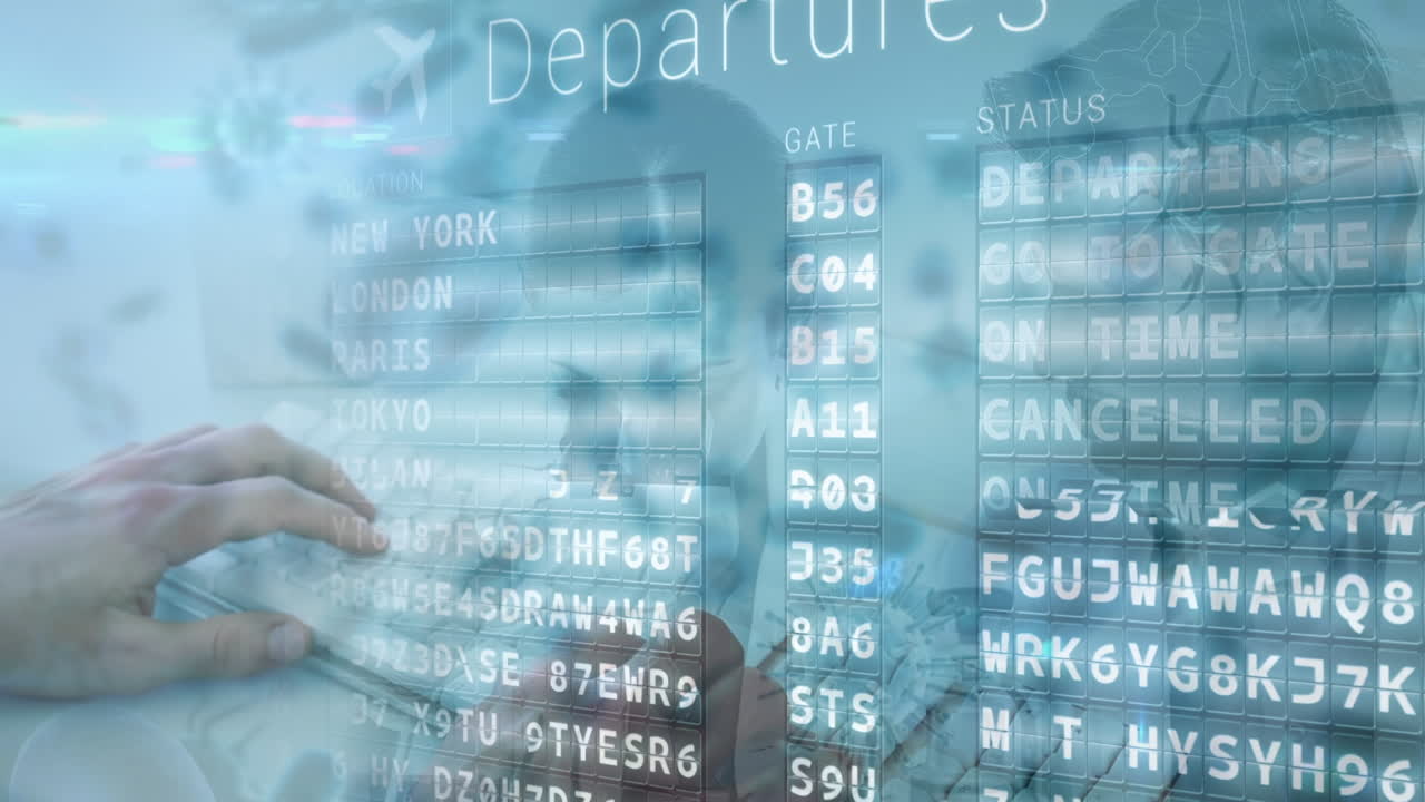 공항 정보 보드와 코로나19 세포가 키보드에 타이핑하는 손의 클로즈업에 대해 떠다니고 있습니다.
