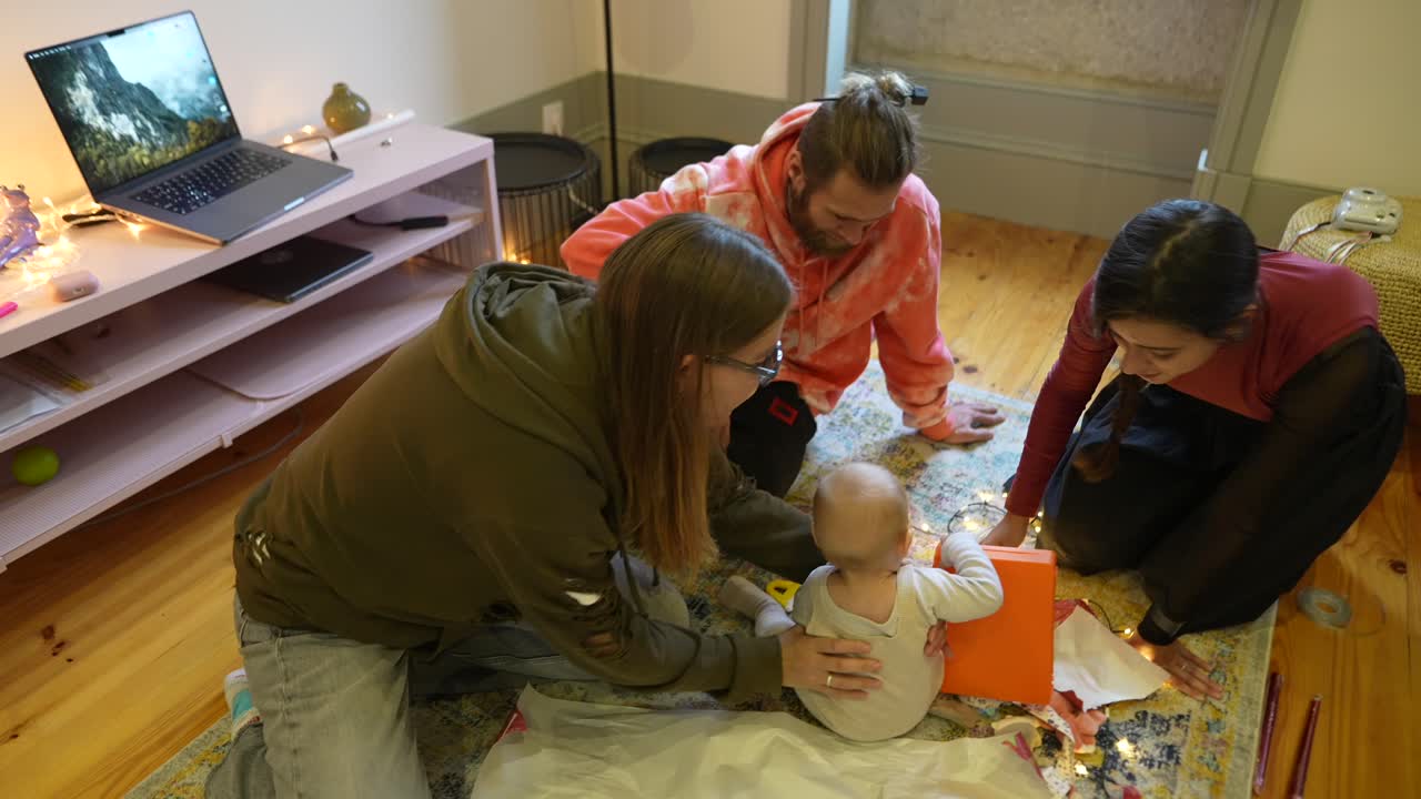 아기 와 함께 휴일 을 축하 하는 가족