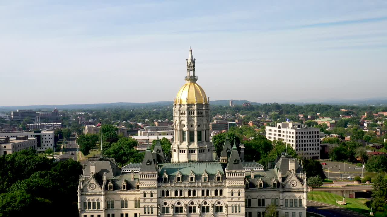 코네티컷주 하트퍼드에 있는 코네티컷주 의사당 건물, 드론 영상이 클로즈업된 코네티컷주