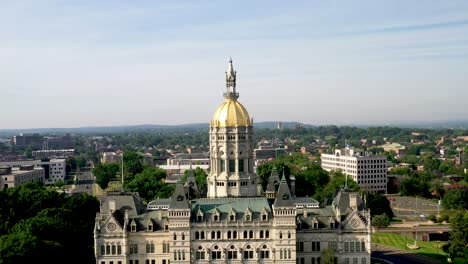 Edificio-Del-Capitolio-Del-Estado-De-Connecticut-En-Hartford,-Connecticut-Con-Video-De-Drones-Saliendo-De-Cerca