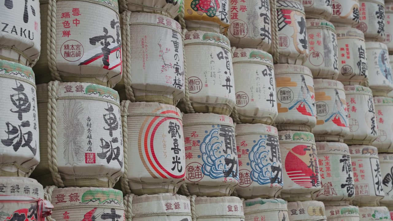 Video gerak lambat menggeser tong sake berwarna-warni di Kuil Meiji Jingu pada siang hari di Taman Yoyogi, Tokyo