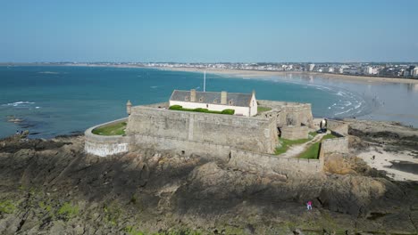 National-Fort-Saint-Marlo,-Frankreich,-Niedrige-Schwenkdrohne,-Luftaufnahme,-Blick-Aus-Der-Luft