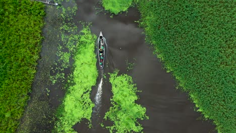 barco por selvas tropicales que viajan por el río amazonas en perú