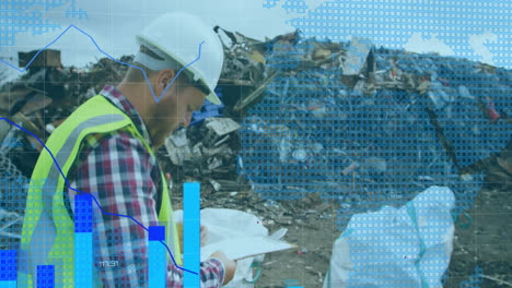 animación de gráfico y mapa sobre trabajador caucásico sosteniendo el clipboard y caminando en el depósito de basura