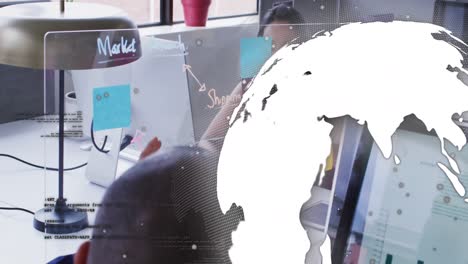 animación del globo y el lenguaje informático sobre diversos compañeros de trabajo compartiendo ideas en la oficina