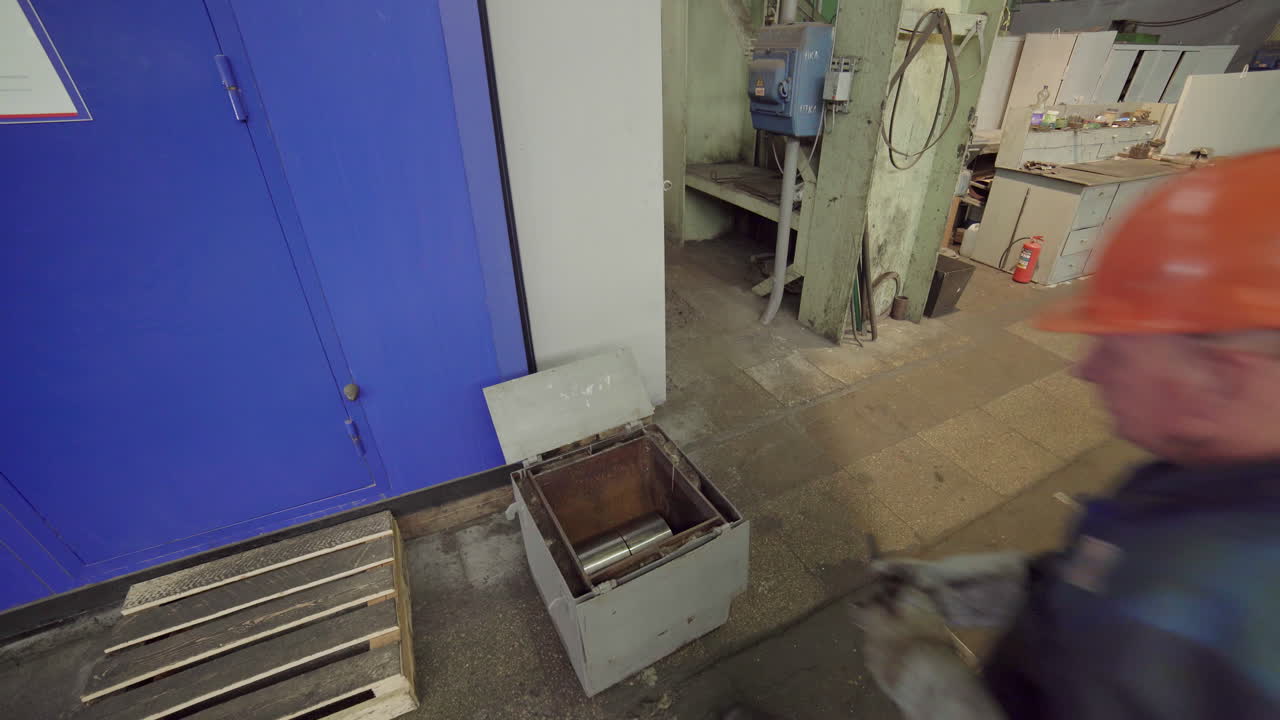 공장에서 유지보수를 수행하는 노동자