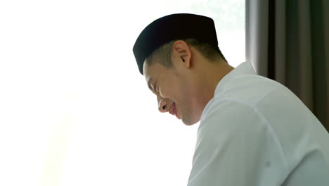 코란의 수라 알 파티하 구절을 낭송하는 아시아 이슬람 남자의 초상화, 집에서 매일 기도할 때 사지다 또는 부복이라고 하는 수주드의 단일 행위로