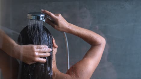 una mujer tomando una ducha.