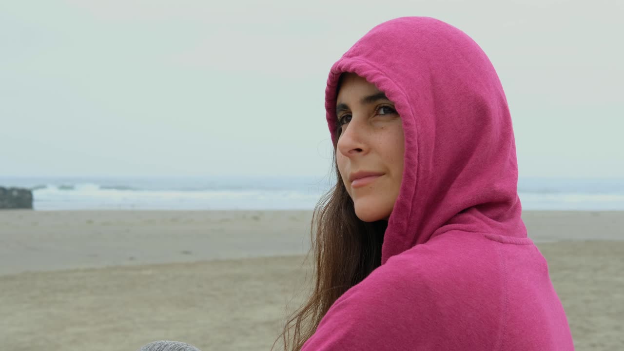 해변에서 여성 뒷모습과 프로필