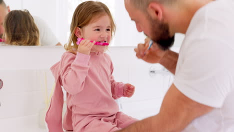 padre cepillando los dientes de su hija