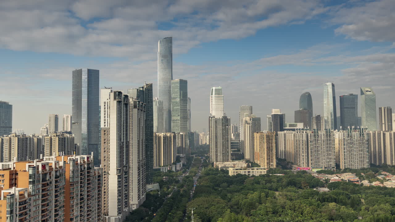Time-lapse do Horizonte de uma Cidade Moderna com Arranha-céus e Parque Verde