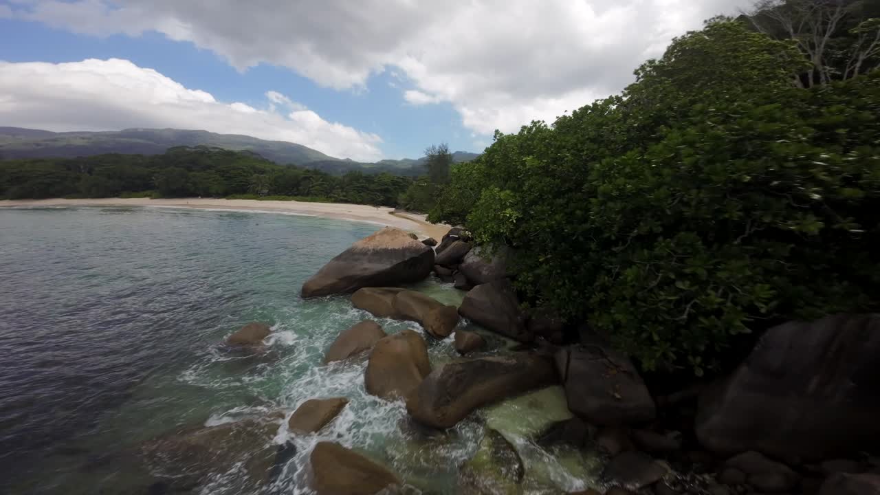drone fpv volando en una hermosa playa en las seychelles en una isla mahe, video de árboles increíbles, rocas de las seychelles, costa y paisajes circundantes de las seychelles
