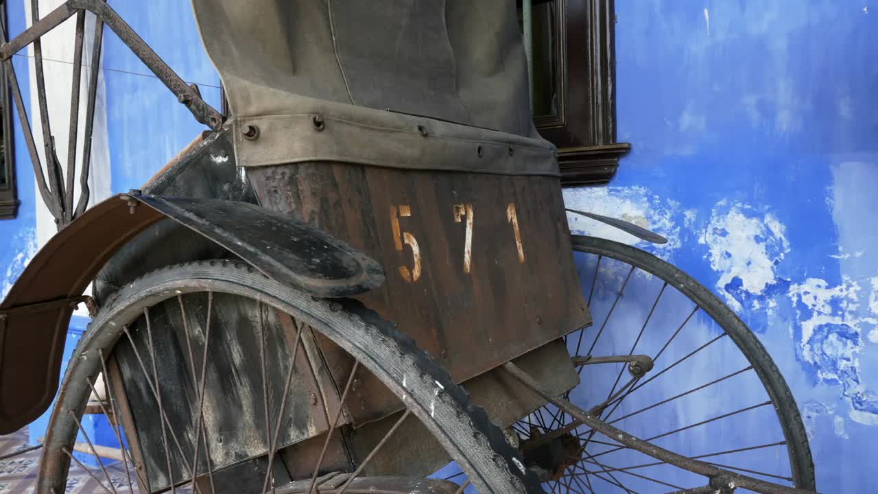 старая традиционная триша, запряженная человеком