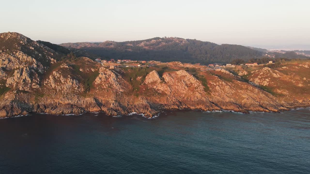 Vista aérea de drone de uma bela vila escondida nas montanhas à beira-mar na Galiza, Espanha