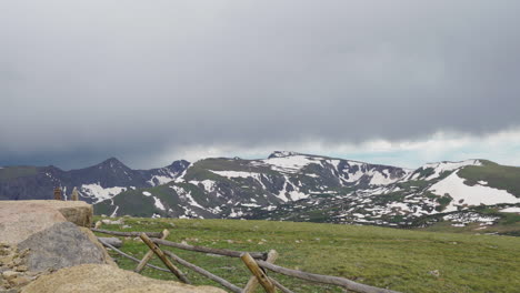 Langsamer-Schwenk-über-Felsige-Berge