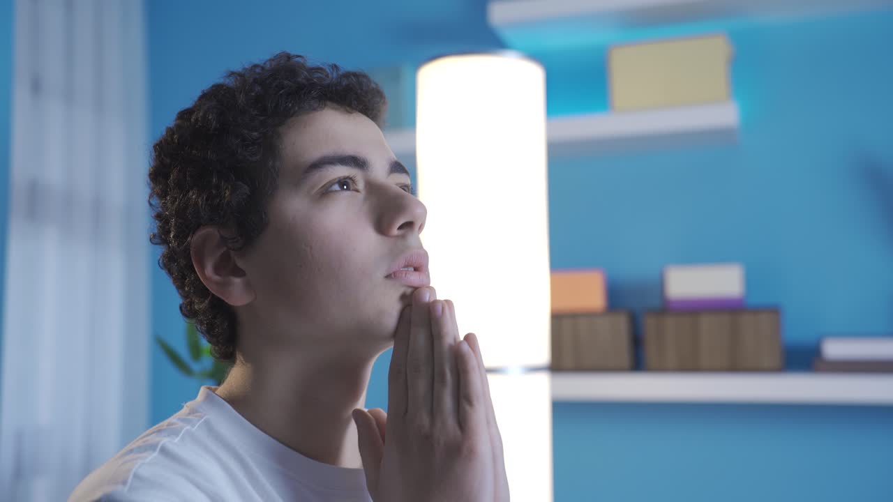 un niño fiel orando por la noche, haciendo buenos deseos.