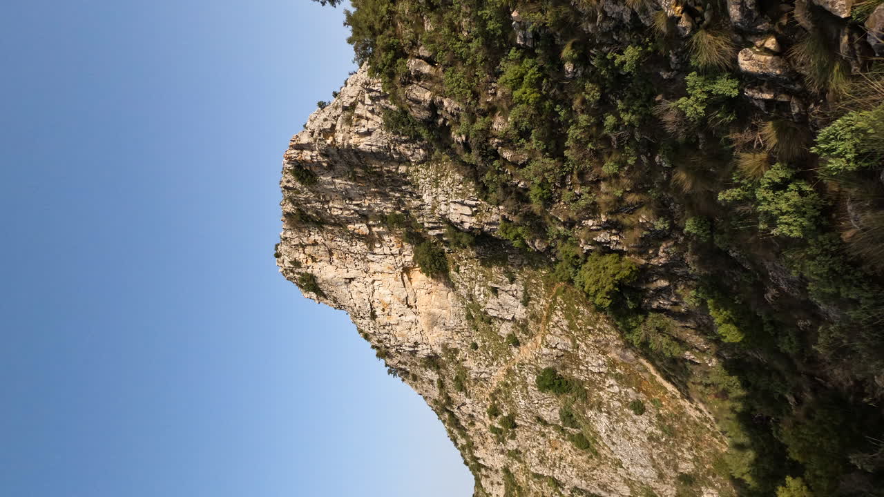 tiro vertical de 4k de un acantilado de montaña solitario en la concha, marbella, españa