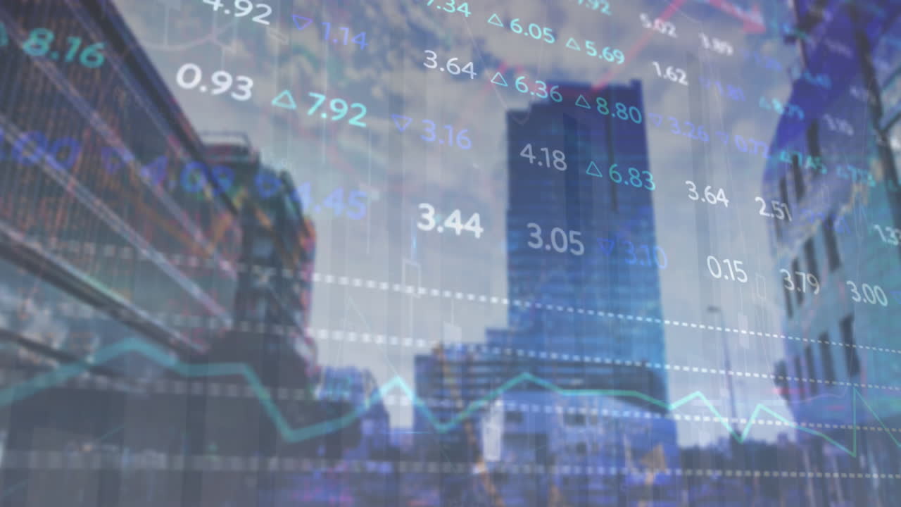 그래프와 거래 보드의 애니메이션은 구름이 가득한 하늘에 대한 현대적인 건물의 낮은 각도 시각을 통해