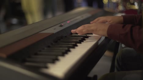 un hombre tocando el piano en el teatro toma estática, toma de cerca, toma de inserción