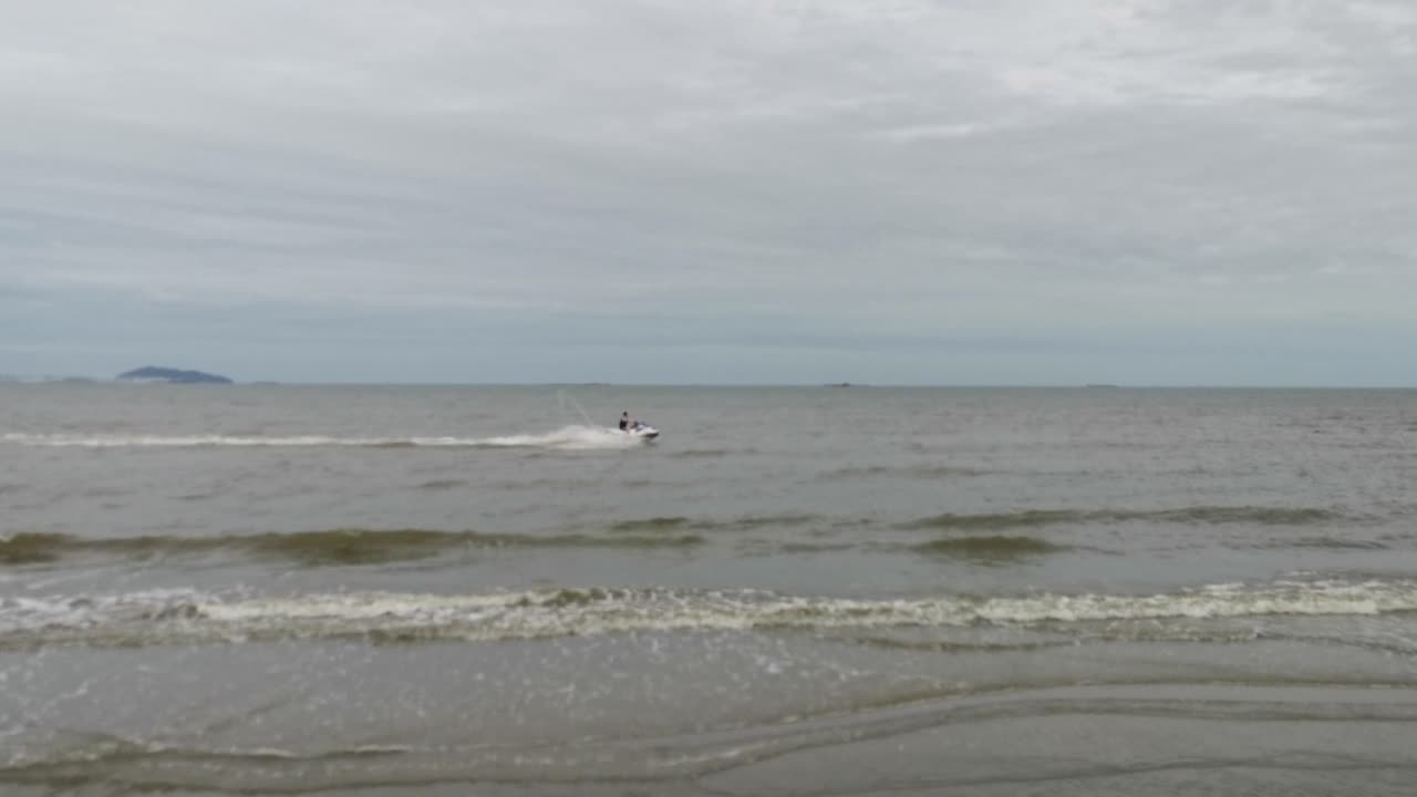 primer plano de las olas en la playa de bangsaen, tailandia