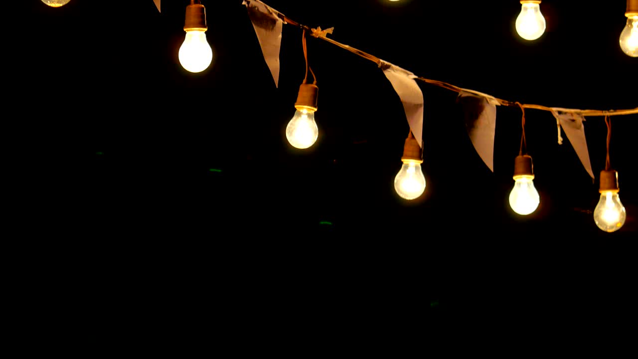 4k bombillas corona colgando en el aire, inclinar hacia abajo disparó