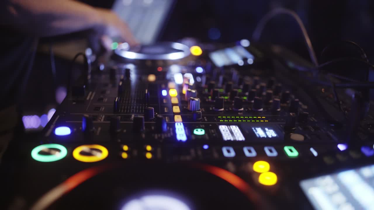 el dj en el tocadiscos