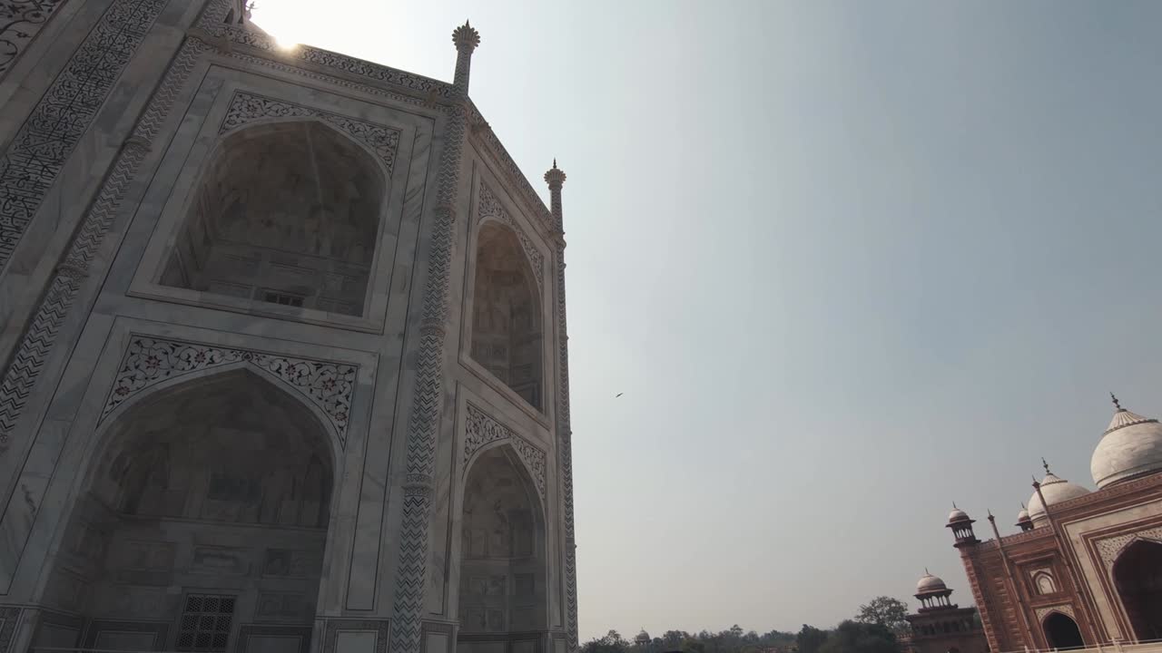 desde el lado este de la casa de huéspedes mehmaan khanna hasta el arco de la entrada del taj mahal vista - toma panorámica