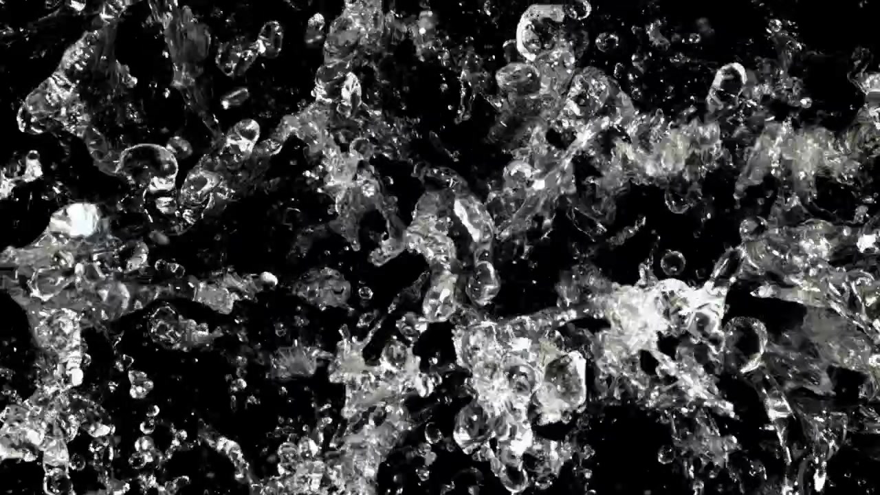Klares Wasser spritzt und blubbert auf schwarzem Hintergrund