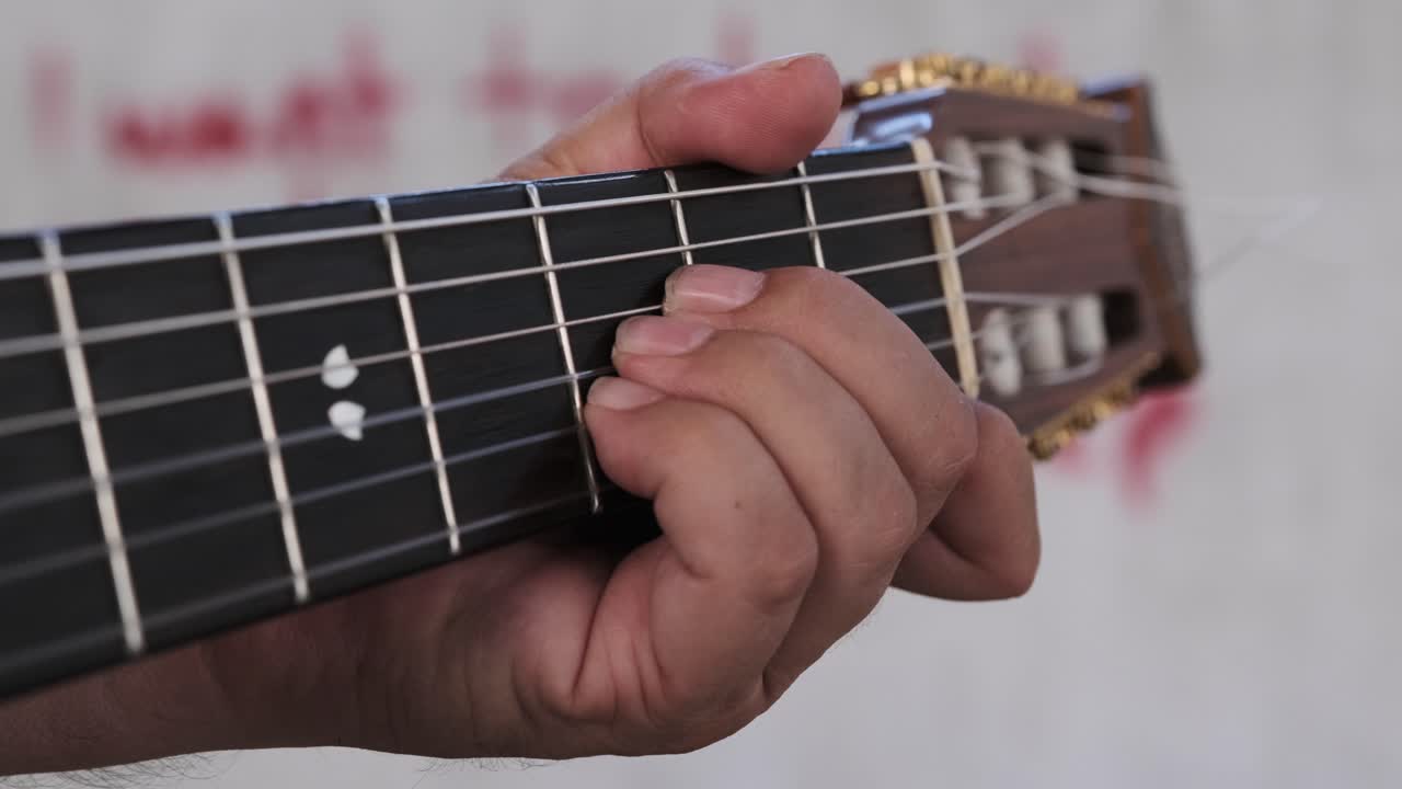 기타 연주 클로즈업