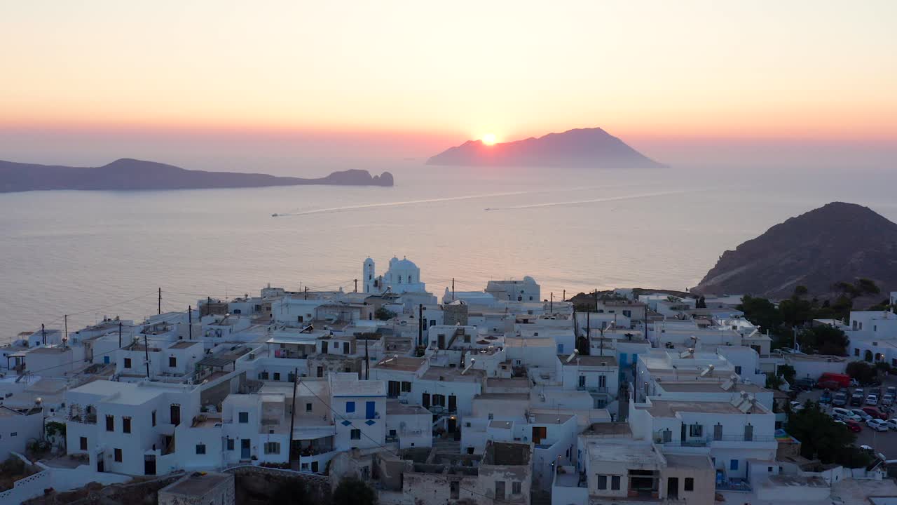 pueblo de plaka que domina el golfo durante el deslumbrante paisaje de la puesta de sol, isla de milos, grecia