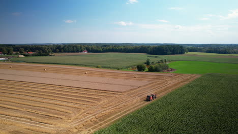 Maquinaria-Agrícola-Cosechando-Cultivos-En-El-Campo-En-Polonia---Toma-Aérea-De-Drones