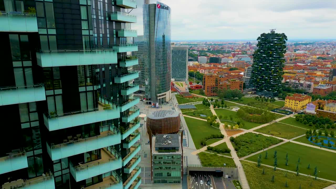 horizonte de milán con jardín vertical y parque urbano