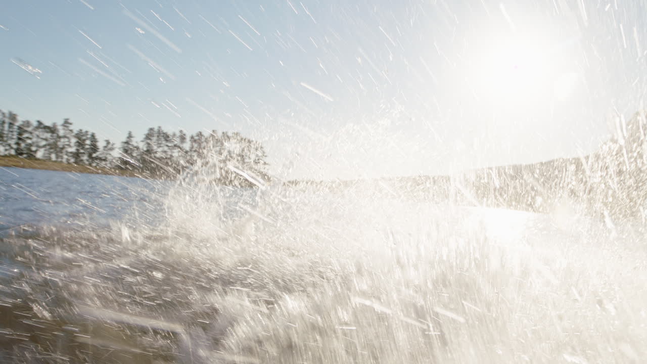 한 무리의 친구들이 달려서 해가 지면 호수에 있는 부두에서 뛰어내려서 즐겁게 물에  ⁇ 어서 자유를 즐기며 여름 모험을 나누고 있습니다.