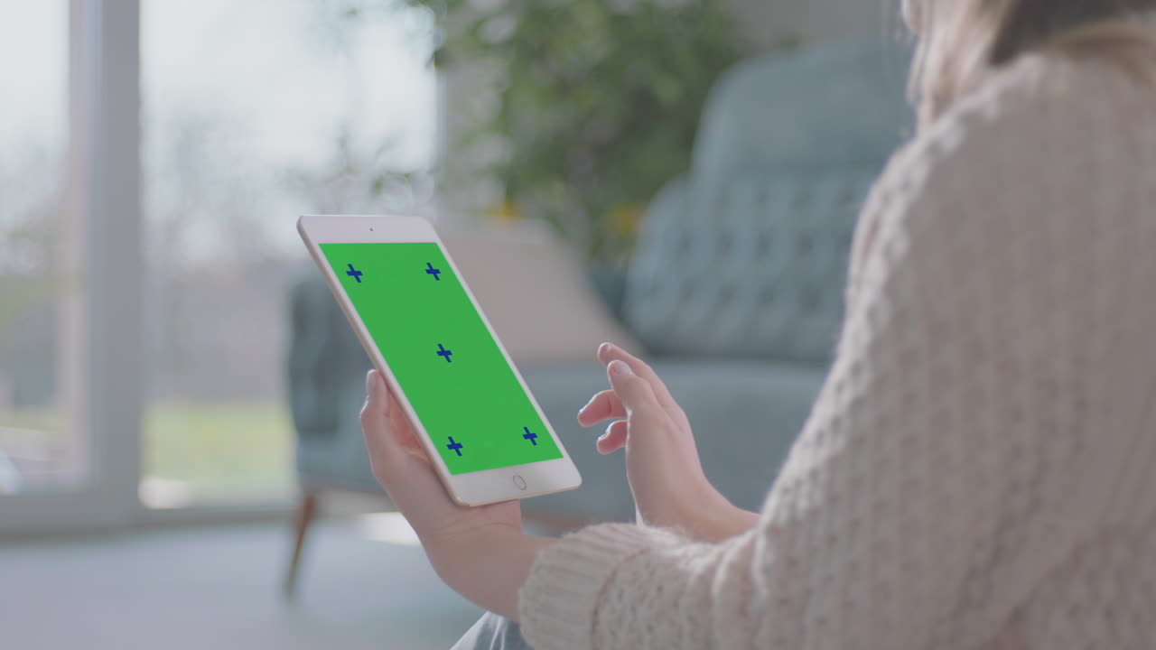 Mani femminili che tengono smartphone e tablet