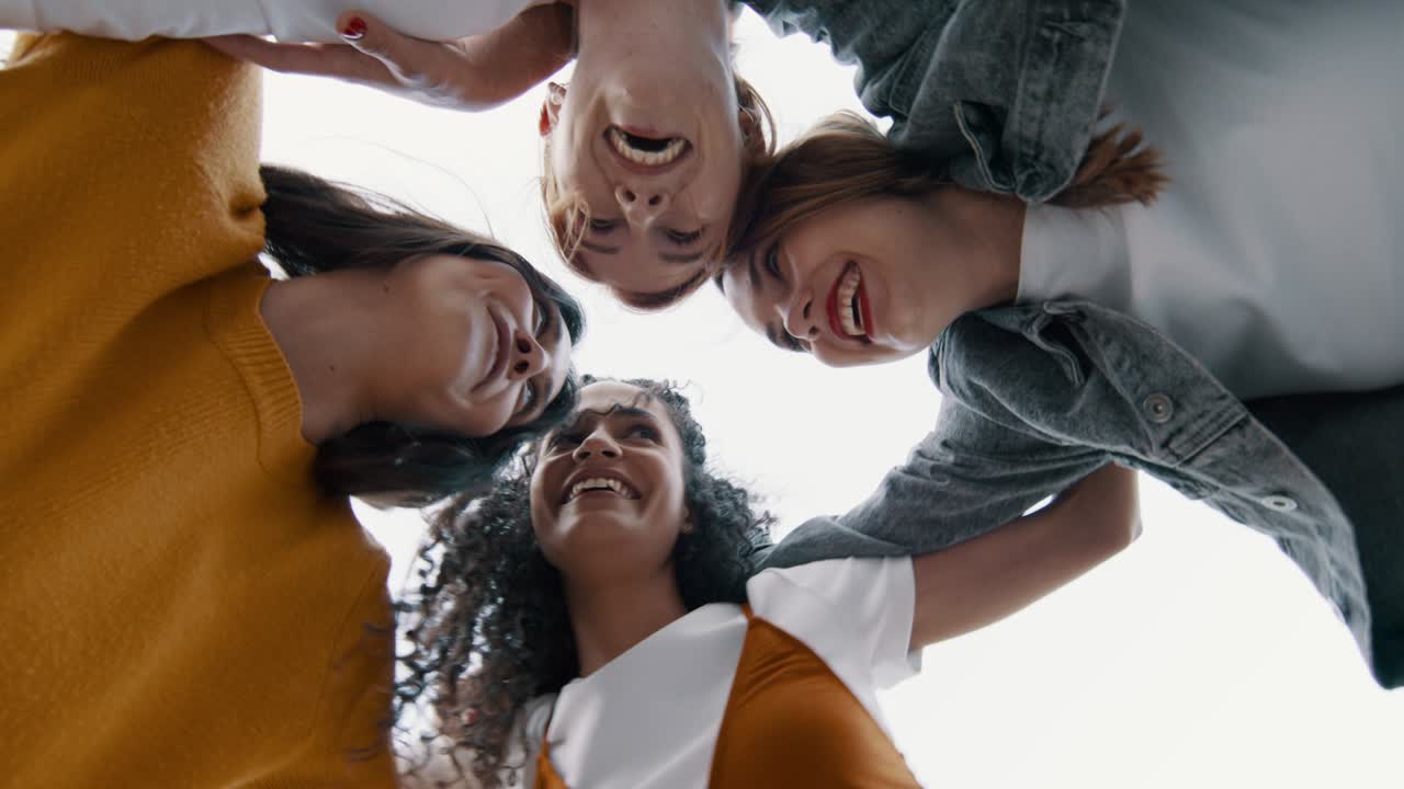 amigos en un grupo y moviéndose en círculo