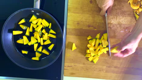 Lapso-De-Tiempo-De-Una-Calabaza-Joven-Asiática-Cortada-O-Rebanada-Y-Salteada-En-Una-Sartén-Y-Luego-Añadida-En-Verde-Con-Ensalada-De-Tomate