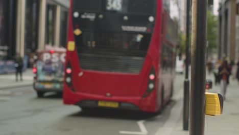 Toma-Desenfocada-De-Tráfico-Y-Peatones-En-Una-Calle-Muy-Transitada-En-La-Ciudad-De-Londres,-Reino-Unido.